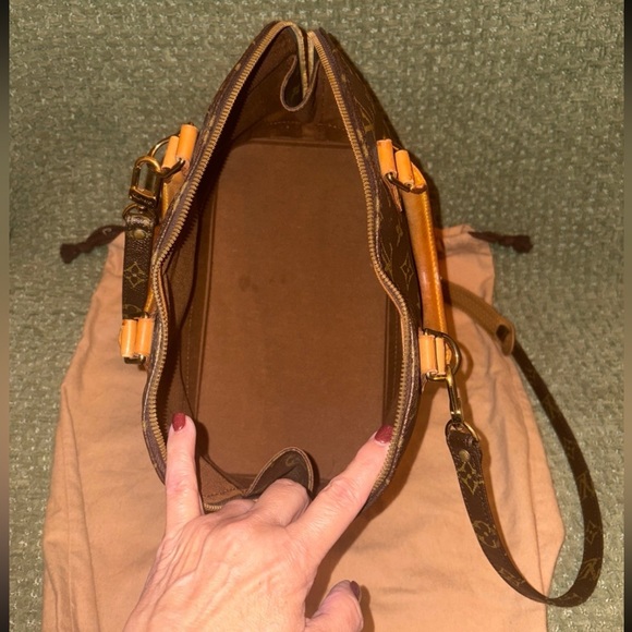 COA Louis Vuitton Monogram
ALMA PM
SATCHEL BAG with crossbody strap & dust bag - Picture 8 of 17